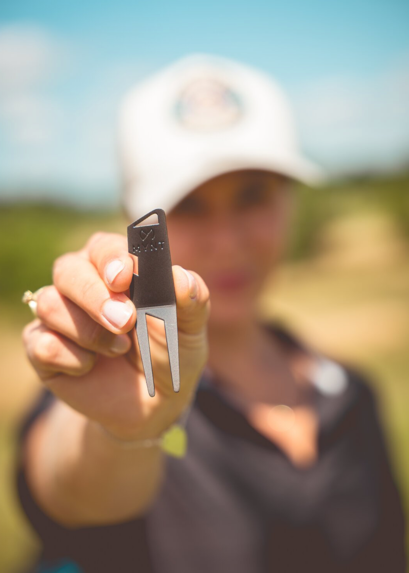 MYNT Pitchgabel auf dem Golfplatz